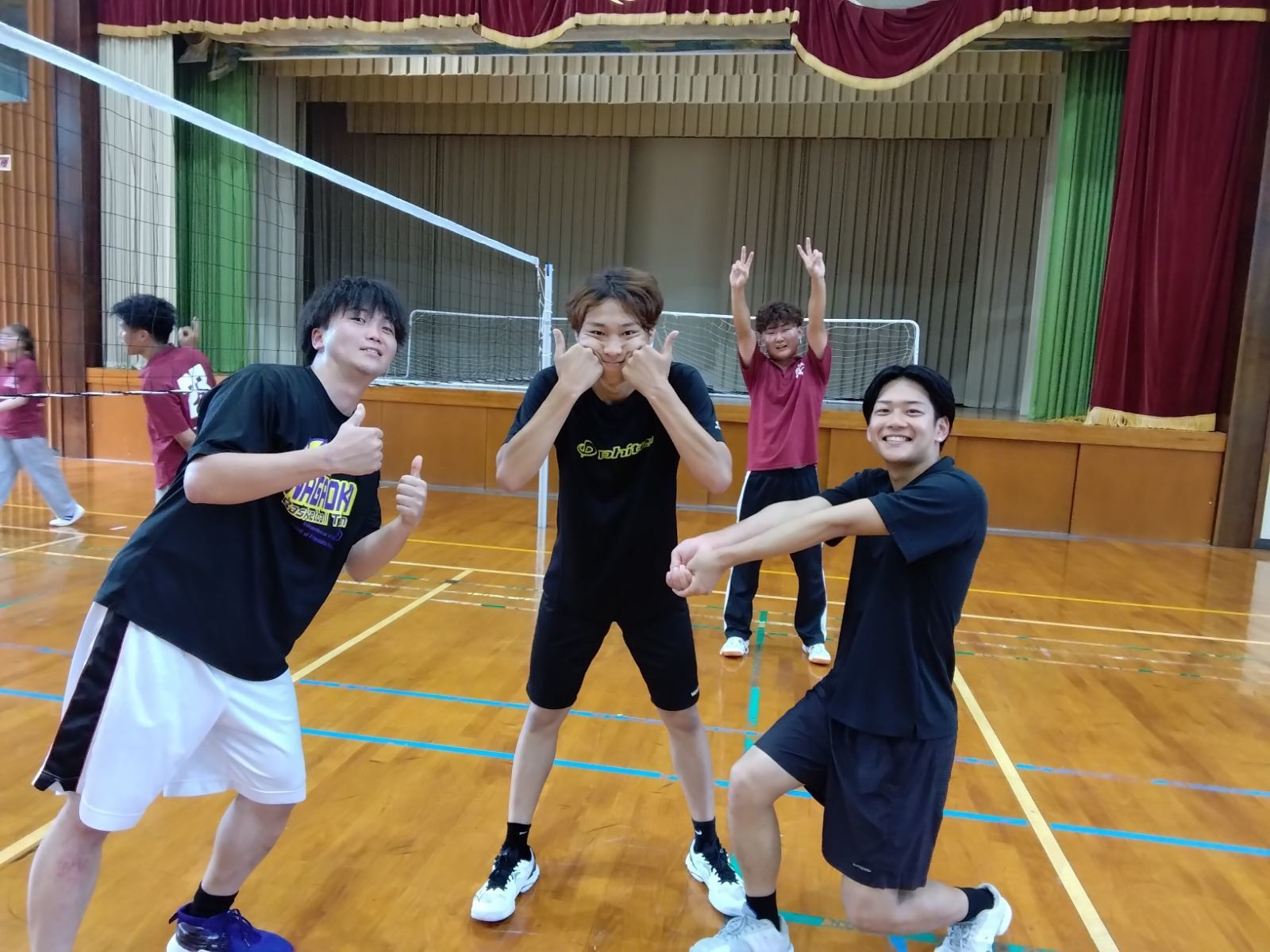 体育館でバレー バスケット バドミントン合宿